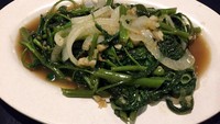 Lengkapi santapan dengan cah kangkung. Kangkung yang renyah segar dibalut bumbu bawang putih dan saus tiram yang gurih.