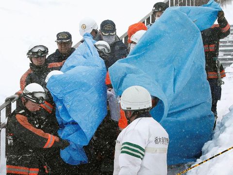 Petugas penyelamat saat menyelamatkan para korban