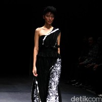 Koleksi Monokrom dari Barli Asmara yang bertajuk Kain Negri yang bertempat di Plaza Indonesia Lt. 8 Jakarta. [Foto: Mohammad Abduh/Wolipop]