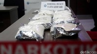 Buwas menjelaskan modus baru para pelaku tersebut. Pelaku diketahui menyamarkan sabu sehingga terlihat lebih kecokelatan dan besar seperti gula batu.