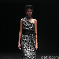 Koleksi Monokrom dari Barli Asmara yang bertajuk Kain Negri yang bertempat di Plaza Indonesia Lt. 8 Jakarta. [Foto: Mohammad Abduh/Wolipop]