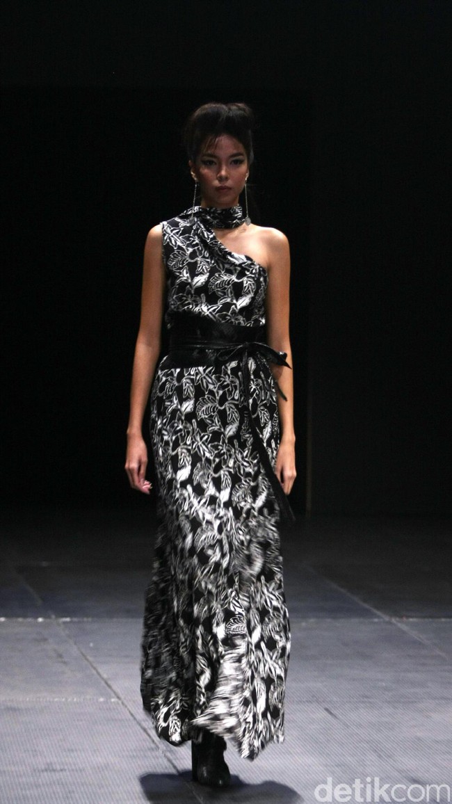 Koleksi Monokrom dari Barli Asmara yang bertajuk Kain Negri yang bertempat di Plaza Indonesia Lt. 8 Jakarta. [Foto: Mohammad Abduh/Wolipop]