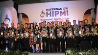 Pemerintah akan menyiapkan infrastruktur dasar ke destinasi-destinasi wisata tersebut. Para entrepreneur muda diminta Jokowi masuk ke sarana pendukungnya seperti restoran, penginapan, kerajinan tangan, dan sebagainya.