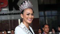 Puteri Indonesia 2016 Kezia Roslin Cikita Warouw memimpin rombongan memasuki gedung KPK.