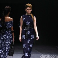 Koleksi Monokrom dari Barli Asmara yang bertajuk Kain Negri yang bertempat di Plaza Indonesia Lt. 8 Jakarta. [Foto: Mohammad Abduh/Wolipop]