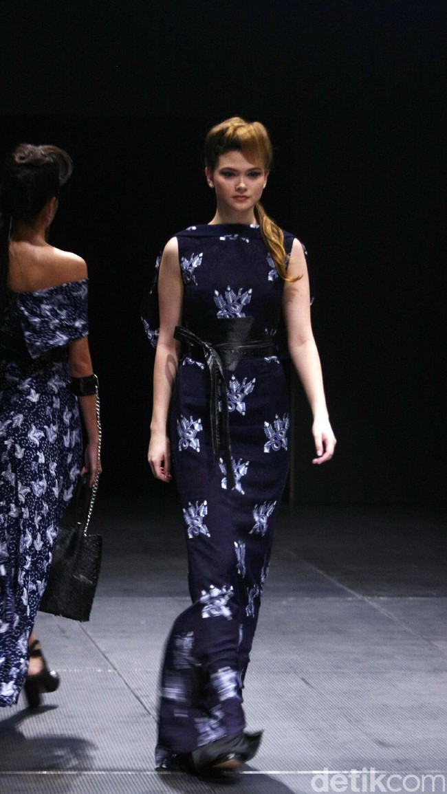 Koleksi Monokrom dari Barli Asmara yang bertajuk Kain Negri yang bertempat di Plaza Indonesia Lt. 8 Jakarta. [Foto: Mohammad Abduh/Wolipop]