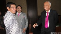 Ia pun berbincang usai menjalani sidang Peninjauan Kembali (PK) di Pengadilan Negeri Jakarta Pusat, Jakarta. Sebelum akhirnya meninggalkan ruang sidang. 