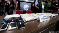 Setelah dari China dirubah kemasannya dan dikirim ke Indonesia, sehingga mengecohkan aparat BNN dan kepolisian. Bentuknya baru, warnanya agak cokelat, kemasannya besar, tidak halus tetapi kasar dan terlihat seperti gula batu untuk mengecohkan petugas di lapangan.