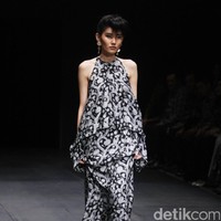 Koleksi Monokrom dari Barli Asmara yang bertajuk Kain Negri yang bertempat di Plaza Indonesia Lt. 8 Jakarta. [Foto: Mohammad Abduh/Wolipop]