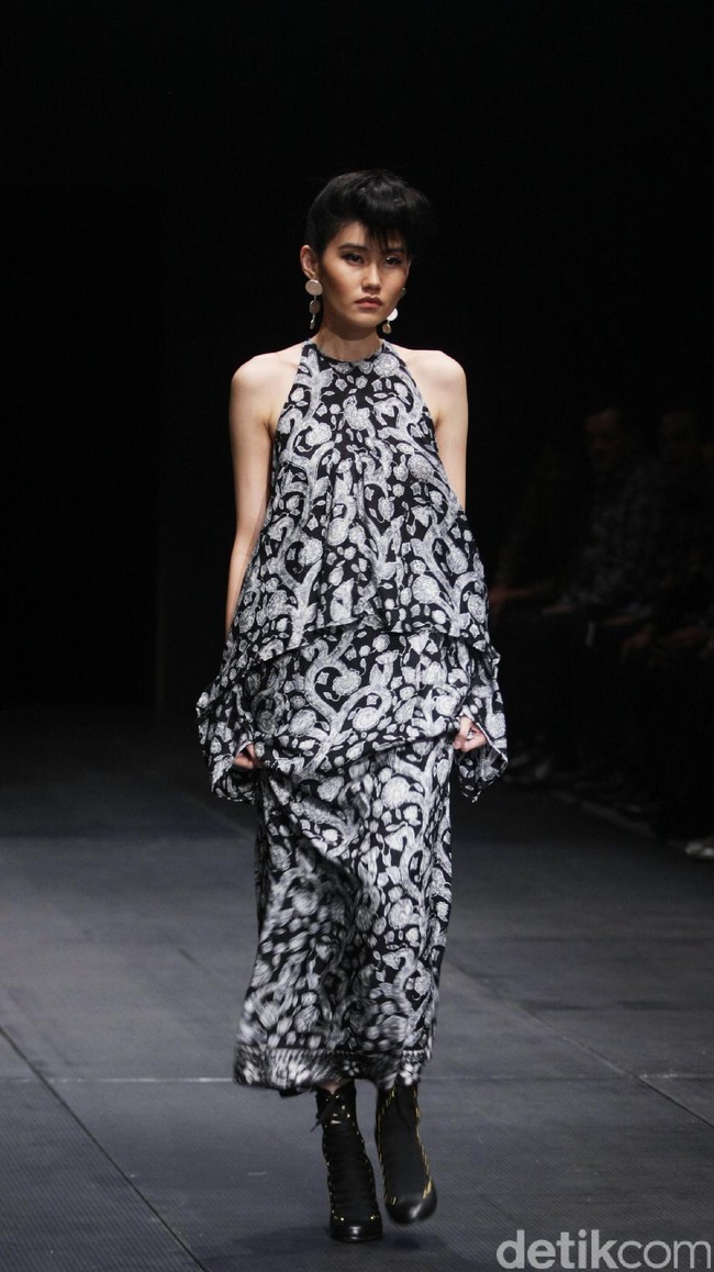 Koleksi Monokrom dari Barli Asmara yang bertajuk Kain Negri yang bertempat di Plaza Indonesia Lt. 8 Jakarta. [Foto: Mohammad Abduh/Wolipop]