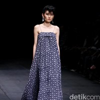 Koleksi Monokrom dari Barli Asmara yang bertajuk Kain Negri yang bertempat di Plaza Indonesia Lt. 8 Jakarta. [Foto: Mohammad Abduh/Wolipop]