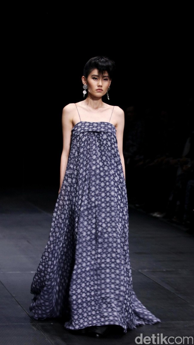 Koleksi Monokrom dari Barli Asmara yang bertajuk Kain Negri yang bertempat di Plaza Indonesia Lt. 8 Jakarta. [Foto: Mohammad Abduh/Wolipop]