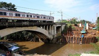 Pekerja dan alat berat membuat pondasi untuk jembatan kereta dalam proyek double-double track (DDT) Manggarai-Cikarang di atas Ciliwung, Bukit Duri.