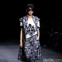 Koleksi Monokrom dari Barli Asmara yang bertajuk Kain Negri yang bertempat di Plaza Indonesia Lt. 8 Jakarta. [Foto: Mohammad Abduh/Wolipop]