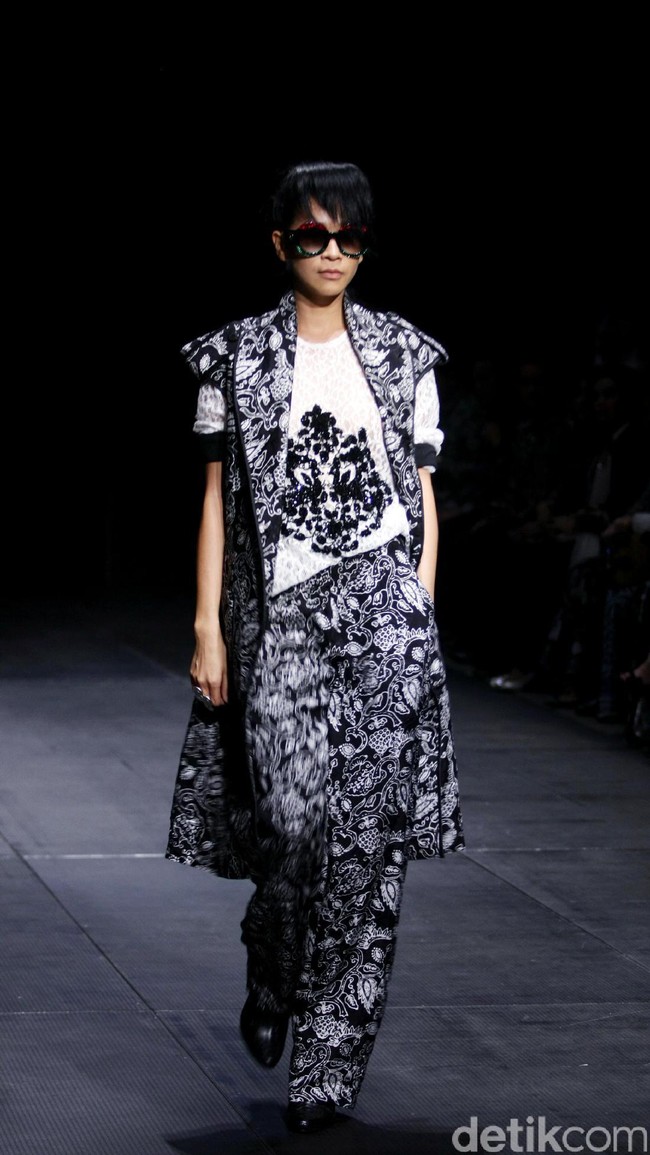 Koleksi Monokrom dari Barli Asmara yang bertajuk Kain Negri yang bertempat di Plaza Indonesia Lt. 8 Jakarta. [Foto: Mohammad Abduh/Wolipop]