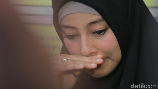 Teteskan Air Mata, Putri Tergaskan Mau Bebas dari Cinta Segitiga Al Habsyi