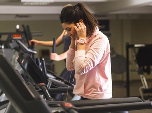 Cara Tetap Fokus Selama Lari di Treadmill