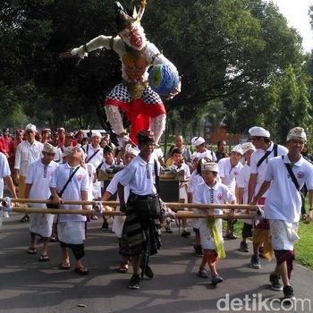 Ribuan Umat Hindu Ikuti Tawur Kesanga di Candi Prambanan