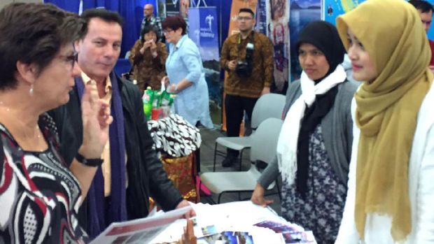 Pengunjung yang tengah melihat paket wisata Indonesia (dok KBRI Ottawa)