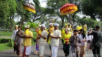 Berbagai sesaji-sajian dibawa umat Hindu saat melakukan prosesi Pradaksina dengan mengelilingi candi.