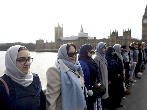 Puluhan Hijabers Bergandeng Tangan di Lokasi Teror London