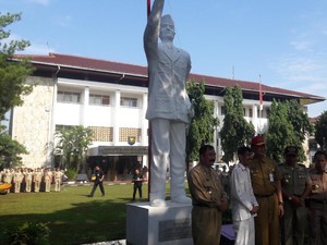 Mendagri Resmikan Patung Pendiri IPDN