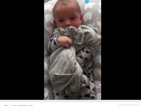 Bayi 3 bulan yang berhenti menangis saat mencium pakaian ibunya 