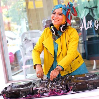 Gaya Eksentrik Satchy, DJ Berhijab Bandung yang Tinggalkan Klub Malam