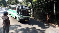Kendaraan pun harus hati-hati saat melintas karena khawatir kabel tersangkut badan kendaraan.