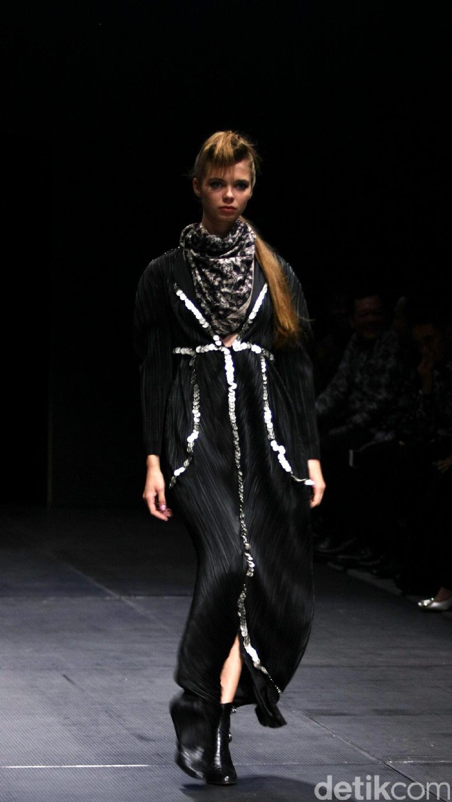 Koleksi Monokrom dari Barli Asmara yang bertajuk Kain Negri yang bertempat di Plaza Indonesia Lt. 8 Jakarta. [Foto: Mohammad Abduh/Wolipop]