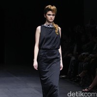 Koleksi Monokrom dari Barli Asmara yang bertajuk Kain Negri yang bertempat di Plaza Indonesia Lt. 8 Jakarta. [Foto: Mohammad Abduh/Wolipop]