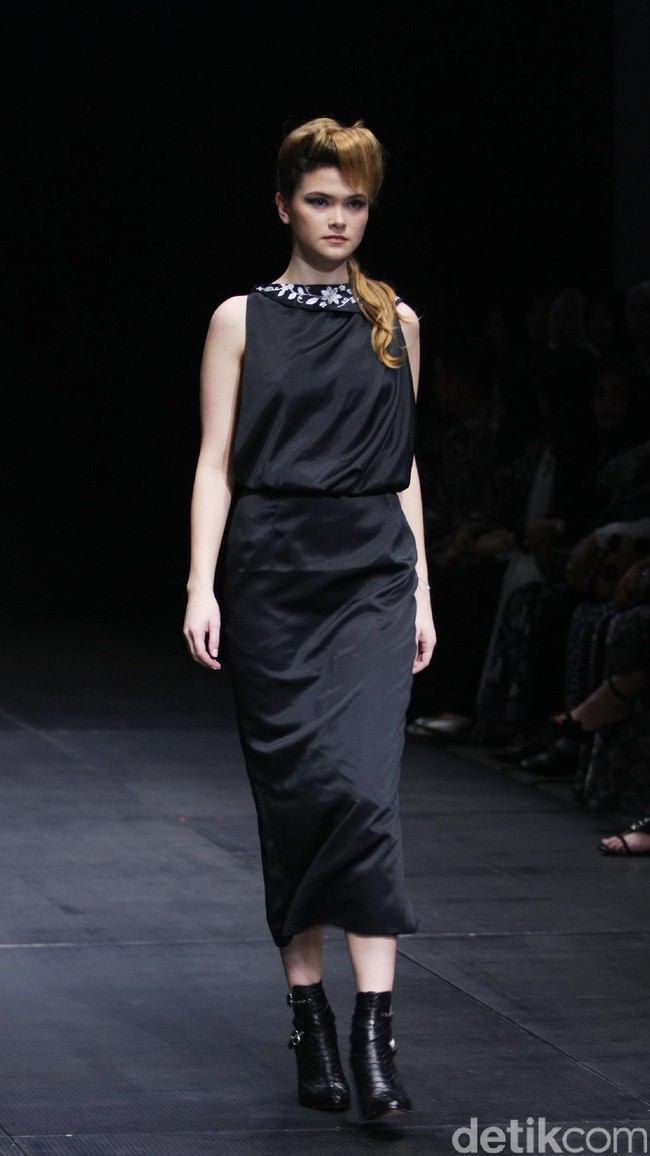 Koleksi Monokrom dari Barli Asmara yang bertajuk Kain Negri yang bertempat di Plaza Indonesia Lt. 8 Jakarta. [Foto: Mohammad Abduh/Wolipop]