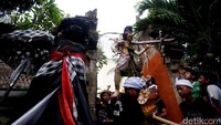 Usai memanjatkan doa, tiba saatnya ogoh-ogoh diarak.