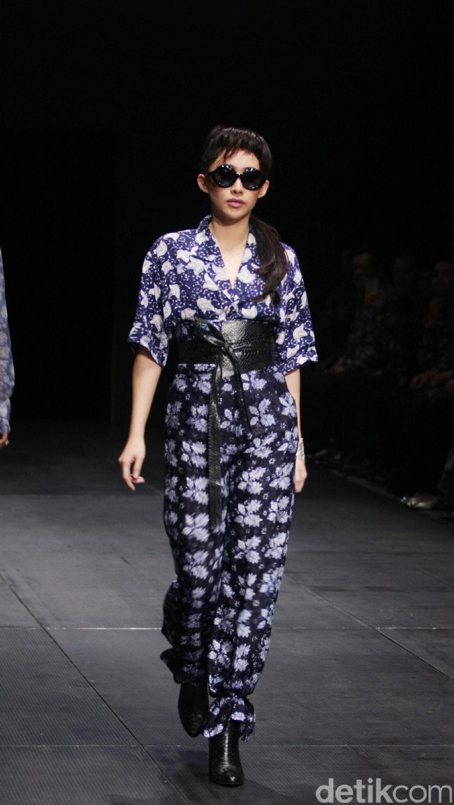 Koleksi Monokrom dari Barli Asmara yang bertajuk Kain Negri yang bertempat di Plaza Indonesia Lt. 8 Jakarta. [Foto: Mohammad Abduh/Wolipop]