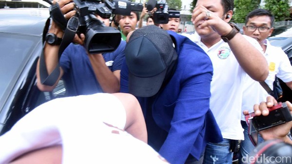 Ridho Rhoma Bertopeng Hitam