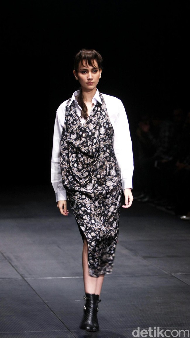 Koleksi Monokrom dari Barli Asmara yang bertajuk Kain Negri yang bertempat di Plaza Indonesia Lt. 8 Jakarta. [Foto: Mohammad Abduh/Wolipop]