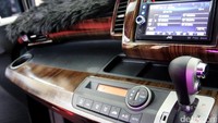 Pada bagian interior, Bombom cukup banyak melakukan perubahan, mulai dari dasbor, plafon, bungkus audio, dan kulit jok.