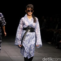 Koleksi Monokrom dari Barli Asmara yang bertajuk Kain Negri yang bertempat di Plaza Indonesia Lt. 8 Jakarta. [Foto: Mohammad Abduh/Wolipop]