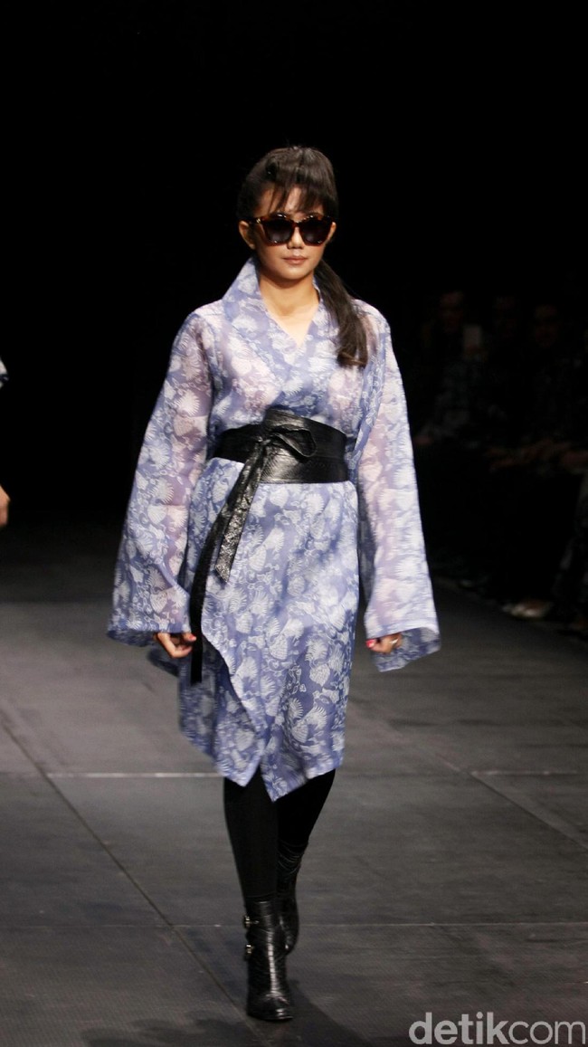 Koleksi Monokrom dari Barli Asmara yang bertajuk Kain Negri yang bertempat di Plaza Indonesia Lt. 8 Jakarta. [Foto: Mohammad Abduh/Wolipop]