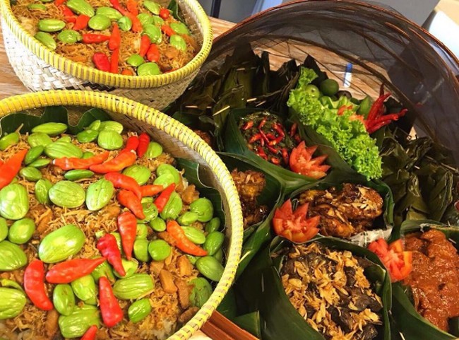Makan Nasi Liwet dan Kembulan Beralas Daun Pisang Bisa di 4 Tempat Ini