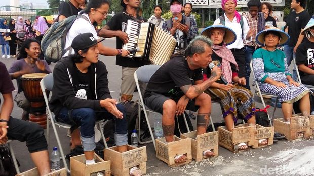 Solidaritas Kendeng, Puluhan Mahasiswa Papua Cor Kaki di Monas