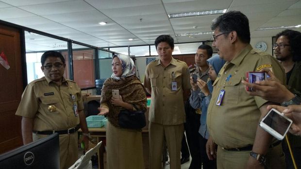 Sumarsono akan menjatuhkan sanksi bagi pegawai yang membolos di Harpitnas mulai dari peringatan tertulis hingga pemecatan,