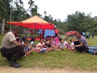 Polisi Kirim Sembako ke Lubuk Bigau yang Terisolir karena Banjir