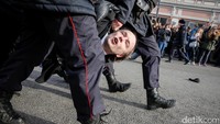 Polisi menangkap seorang demostran. REUTERS/Maxim Shemetov.