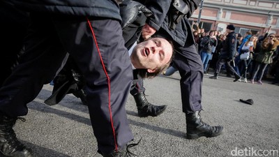 Demo PM Rusia, Ratusan Demonstran Ditahan