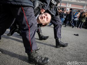 Demo PM Rusia, Ratusan Demonstran Ditahan