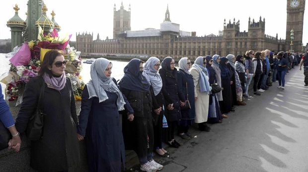 Puluhan Hijabers Bergandeng Tangan di Lokasi Teror London