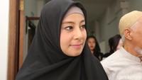 Sambil menangis, Putri mengatakan ingin lepas dari kisah cinta segitiga Habsyi. Foto: Hanif/detikHOT