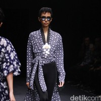 Koleksi Monokrom dari Barli Asmara yang bertajuk Kain Negri yang bertempat di Plaza Indonesia Lt. 8 Jakarta. [Foto: Mohammad Abduh/Wolipop]