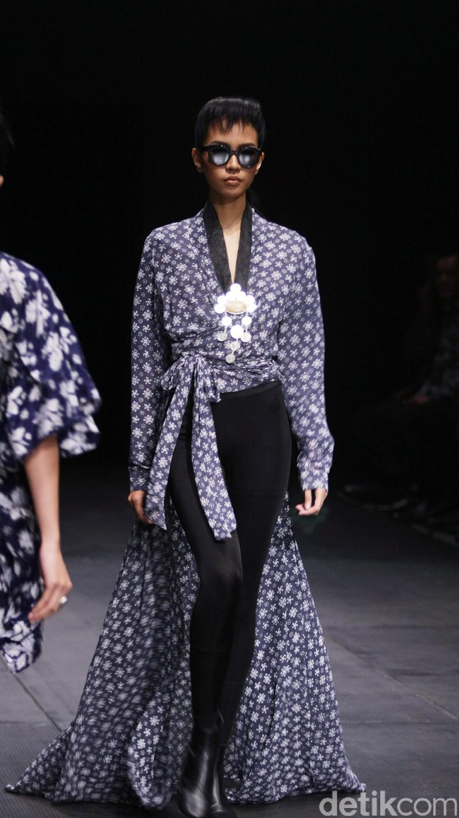 Koleksi Monokrom dari Barli Asmara yang bertajuk Kain Negri yang bertempat di Plaza Indonesia Lt. 8 Jakarta. [Foto: Mohammad Abduh/Wolipop]